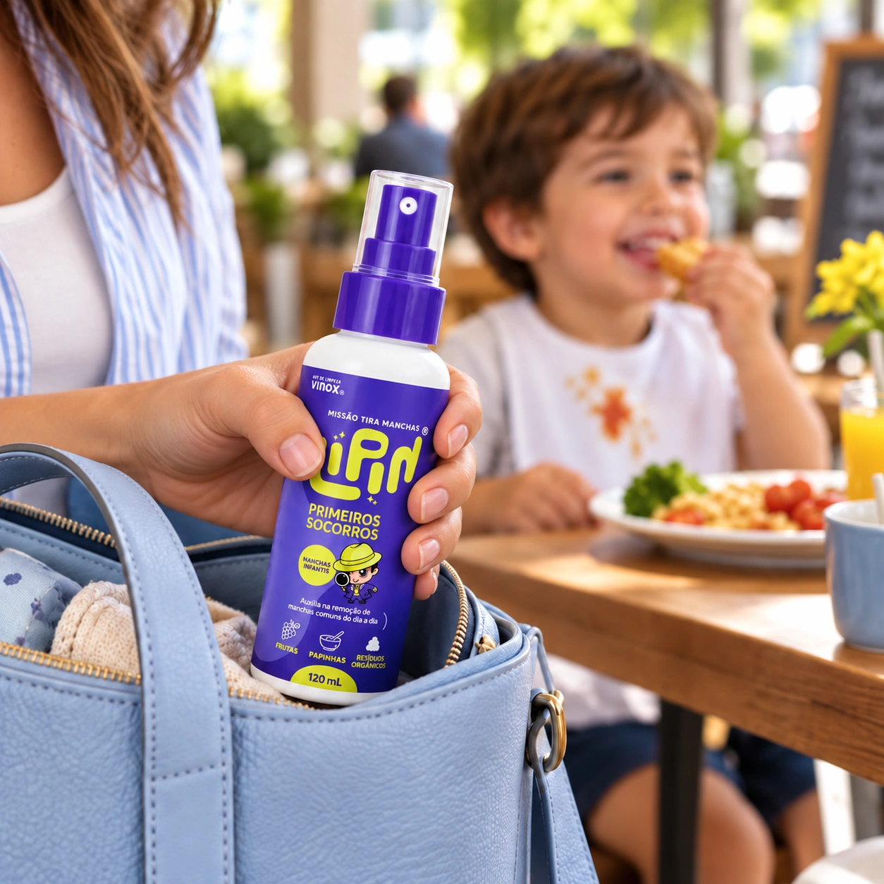 Frasco LIPIN® sendo retirado da bolsa durante um passeio com criança