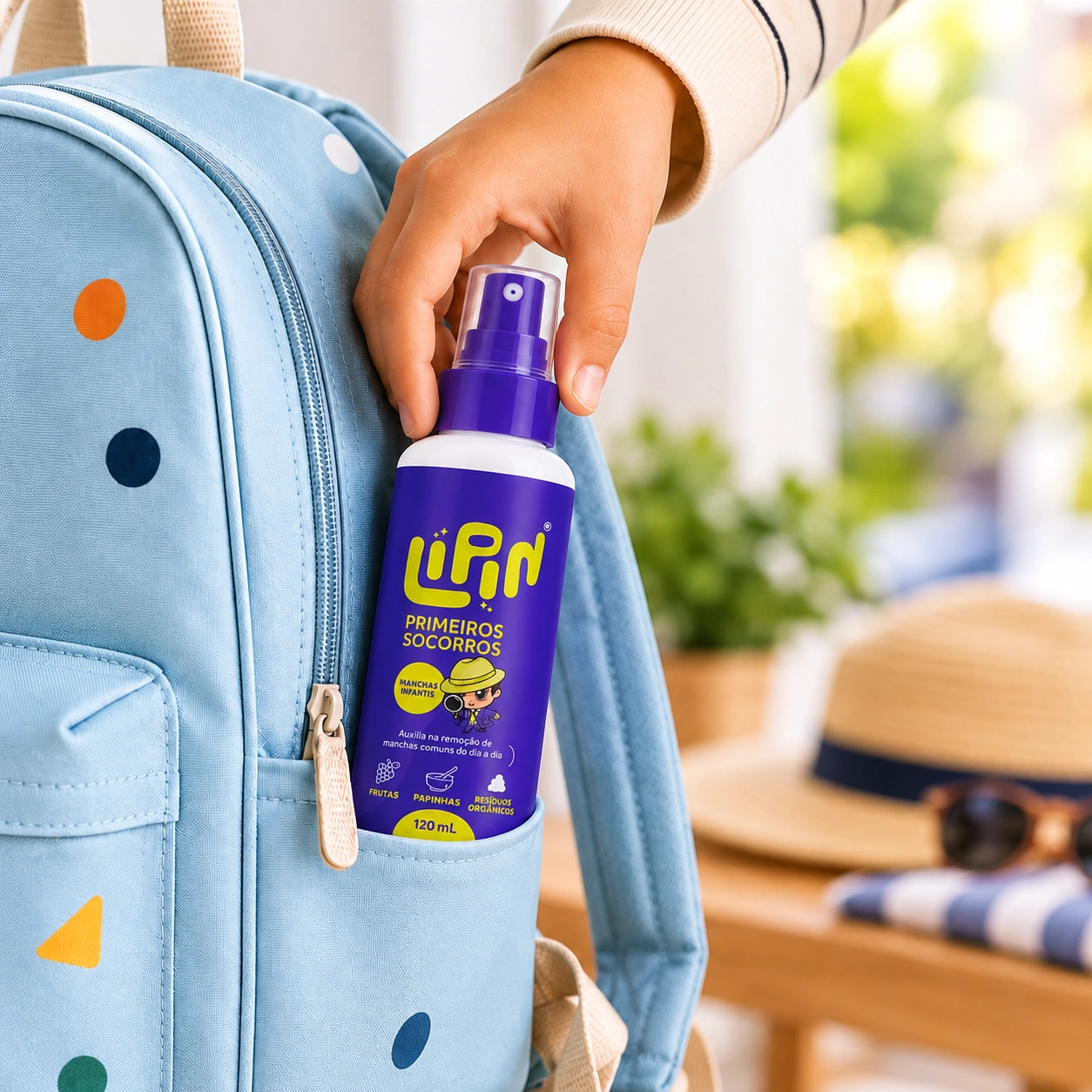Frasco LIPIN® guardado no bolso lateral de uma mochila infantil
